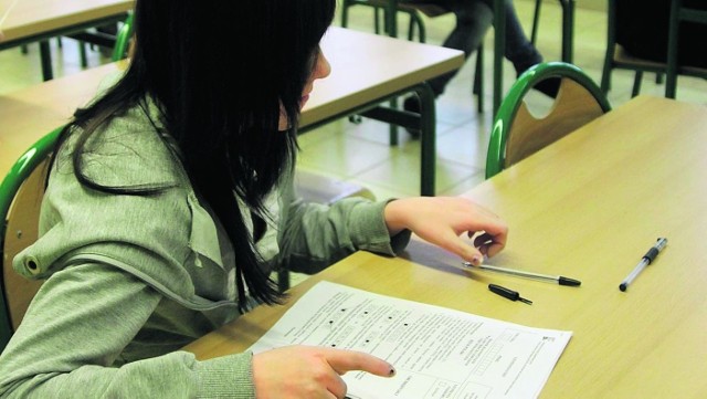 Przez błąd dyrektorki uczniowie muszą powtarzać egzamin gimnazjalny