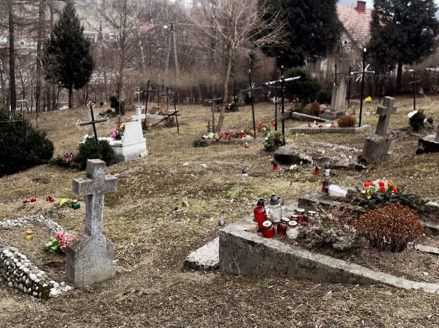 Mieszkańcy Rytra dbają o nieliczne groby na starym cmentarzu