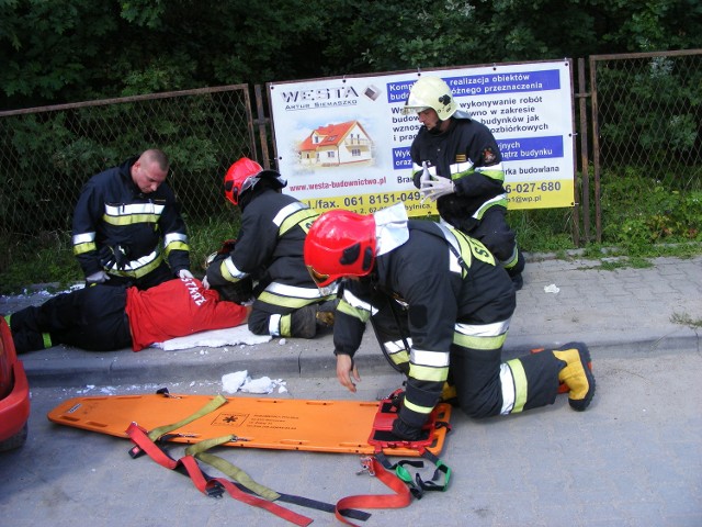 Strażacy ochotnicy w trakcie ćwiczeń