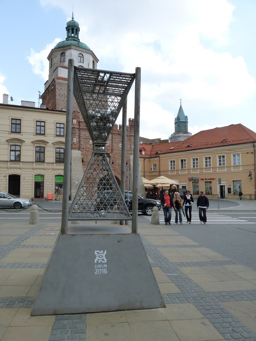 &quot;Wielkie coś&quot; przed lubelskim ratuszem odsłonięte