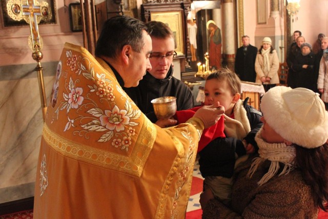 Komunia w Kościele prawosławnym udzielana jest łyżeczką