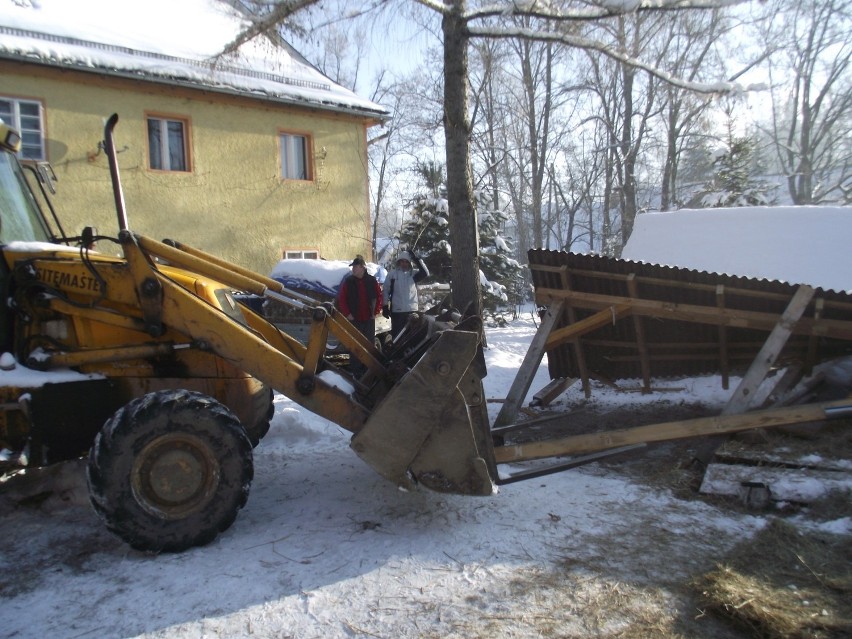 Awantura o proboszcza. Parafianie rozebrali księdzu wiatę  (ZDJĘCIA)