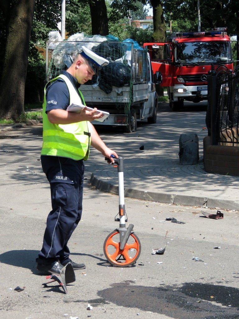 Wrocław: Wypadek przy Starodębowej. Motocyklista w szpitalu (ZDJĘCIA)