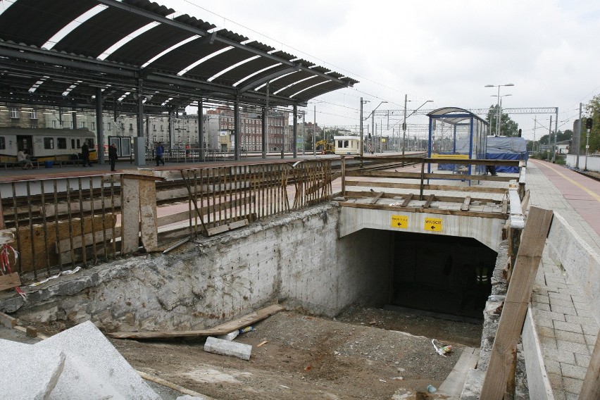 Budowa dworca kolejowego w Katowicach [NAJNOWSZE ZDJĘCIA]. Zaglądamy na perony 