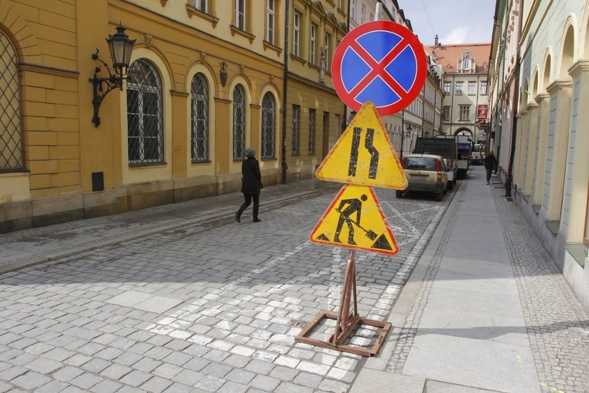 Wrocław: Robotnicy rozkopują Sukiennice, by ułożyć kabel (ZDJĘCIA)