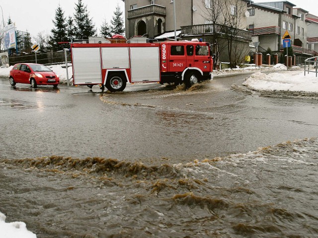 Woda, zamiast wodociągiem, płynęła ulicami