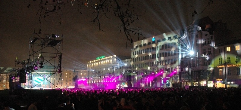 Tak w Sylwestra poznaniacy bawili się na Placu Wolności w...