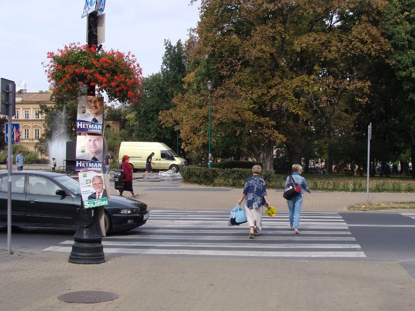 Plakaty wyborcze utrudniają ruch na ulicach Lublina