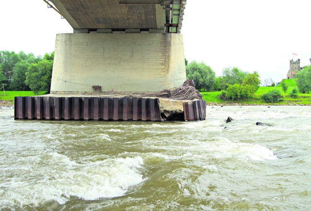 Dziura w filarze mostu heleńskiego na Dunajcu ma prawie szerokość chodnika, który biegnie wzdłuż jezdni nad wodą