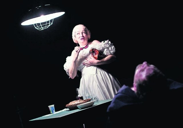 Lidia Schneider jako Ewa, która gości w swoim domu lumpa Sztokfisza