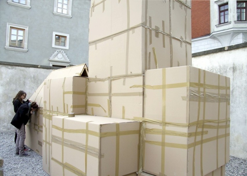 Lublin: Wybudowali kościół z kartonowych pudeł (ZDJĘCIA)