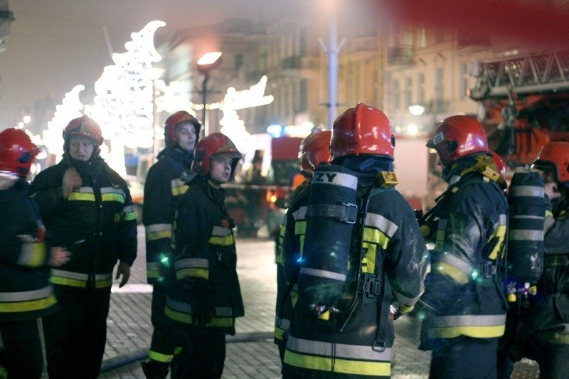 Pożar na Piotrkowskiej. Ewakuowano 30 osób [ZDJĘCIA+FILM]