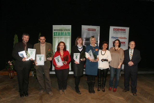 Uhonorowani Drzewkami Życia na wspólnym zdjęciu z organizatorami katowickich targów