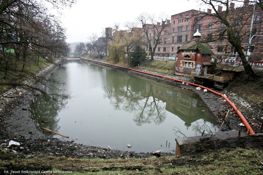 Wrocław: Fosa już prawie sucha. Trwają tam remonty (ZDJĘCIA)