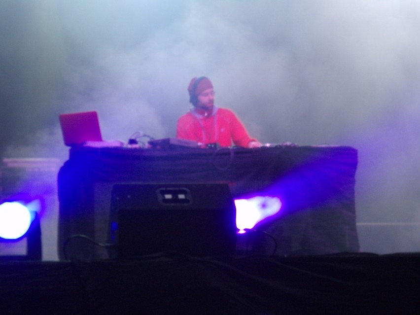 Jeden z DJ podczas koncertu na placu Litewskim