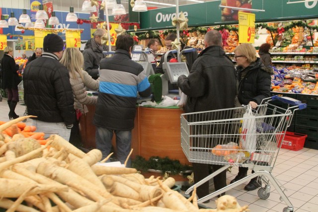 Tłumy klientów odwiedziły centra handlowe i targowiska.