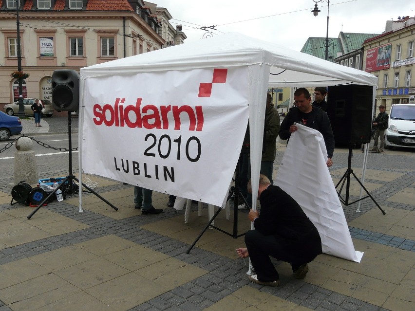 Solidarni 2010 w Lublinie: Namiot stoi obok ratusza