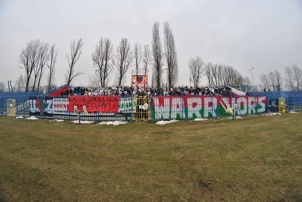 Kibice na meczu Ruch Chorzów - Legia Warszawa: &quot;Katyń, Smoleńsk. Pamiętamy!&quot; [ZDJĘCIA]