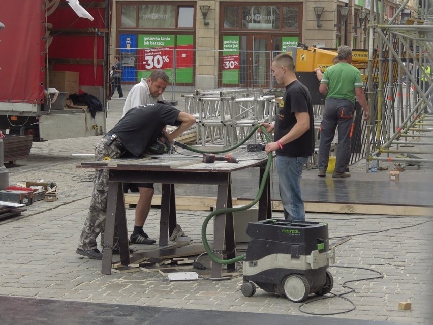 Rośnie strefa kibica na Rynku. Jest już trybuna vip (ZDJĘCIA)