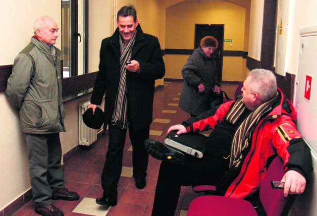 Arseniusz Finster (w środku) i Mariusz Janik (po prawej) kolejny raz spotkali się w sądzie