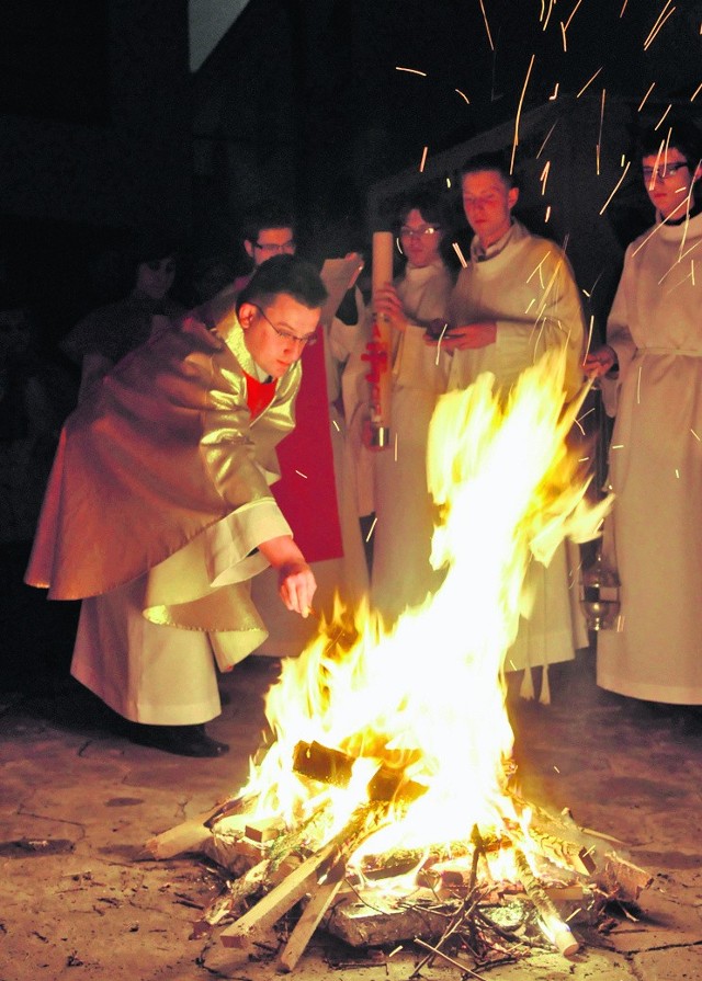 Liturgia światła rozpoczyna się od poświęcenia ognia i paschału
