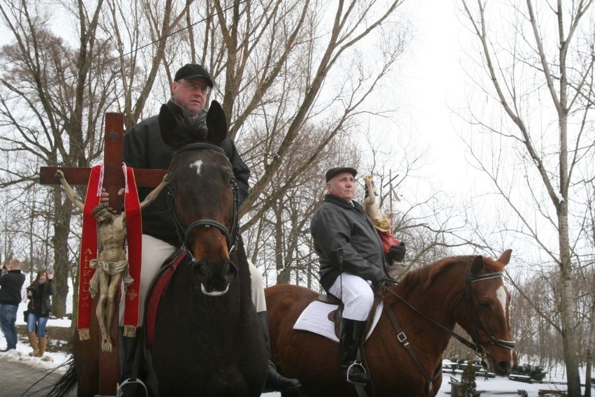 Arcybiskup Wiktor Skworc na procesji konnej w Pietrowicach Wielkich [ZDJĘCIA]