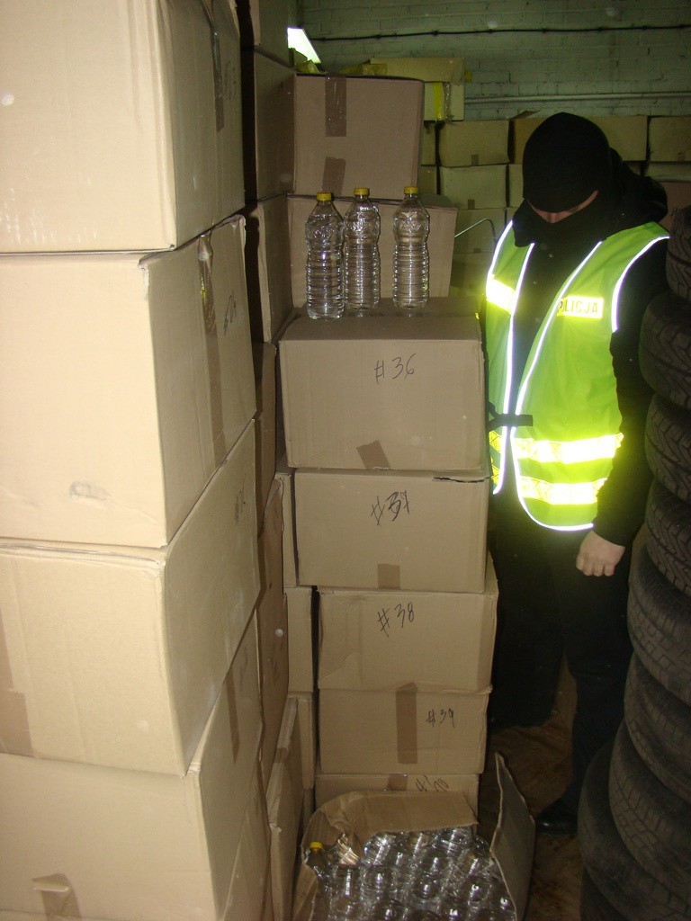 Policjanci przechwycili 1000 butelek nielegalnego alkoholu