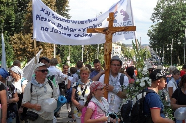 Pielgrzymka Diecezji Sosnowieckiej na Jasną Górę w pełnym słońcu! [ZDJĘCIA]