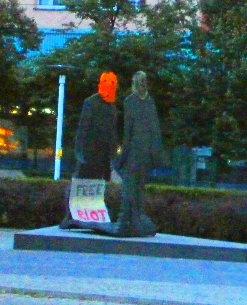 Protest przeciwko skazaniu Pussy Riot na pomniku w Zabrzu