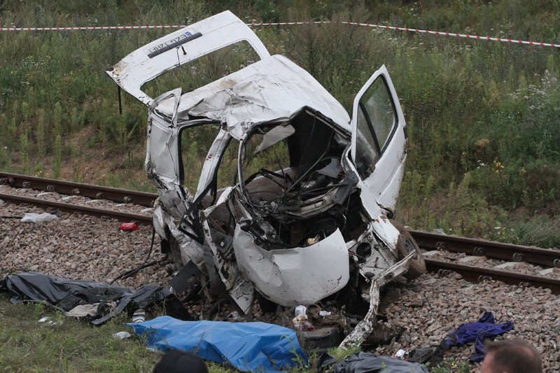 9 osób nie żyje. W Bratoszewicach bus wjechał pod pociąg.