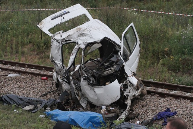 9 osób nie żyje. W Bratoszewicach bus wjechał pod pociąg.