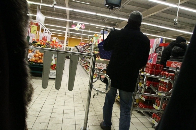 Wielka bijatyka w Tesco. W ruch poszła siekiera [ZDJĘCIA]