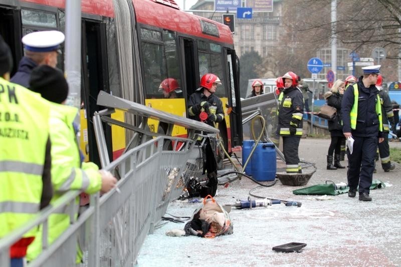 Wrocław: Autobus staranował przystanek na pl. Jana Pawła II. Jedna osoba nie żyje (ZDJĘCIA, FILM)