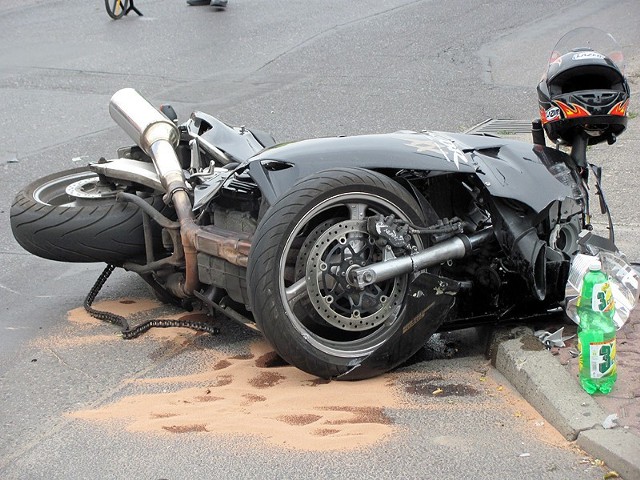 Motocyklista zderzył się z samochodem, który wymusił pierwszeństwo