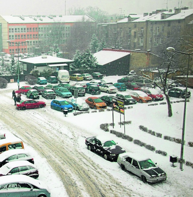 Parking przy  Łaziennej. To na nim naciągacze zaczepiali ostatnio kierowców