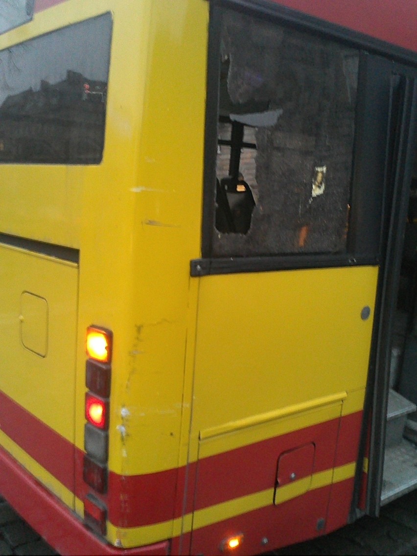 Wrocław: Stłuczka autobusów koło Renomy (ZDJĘCIA)