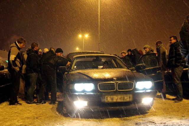 Kilkuset amatorów szybkiej i nie zawsze bezpiecznej jazdy spotkało się w nocy z soboty na niedzielę na parkingu pod Tesco w Łodzi