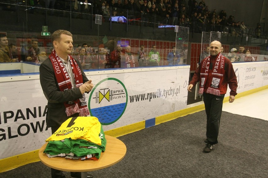 Piłkarze GKS Tychy zaprezentowali się... na lodowisku [ZDJĘCIA]