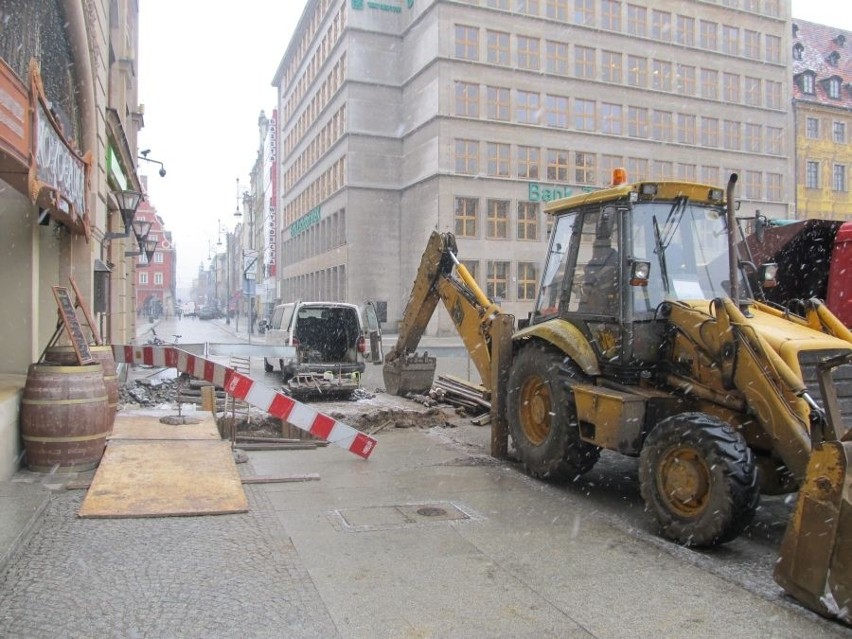 Wrocław: Rynek rozkopany. W sercu miasta powstał czterometrowy dół (ZDJĘCIA)