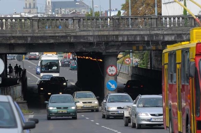 Pod wiaduktem nie każdy TIR przejedzie, a kierowca chciałby o tym wiedzieć wcześniej.