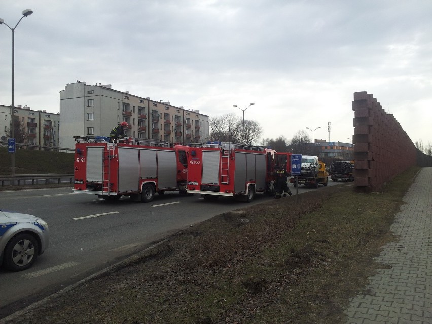 Wypadek w Chorzowie na DTŚ: Samochód dachował, ruch w stronę Katowic był utrudniony