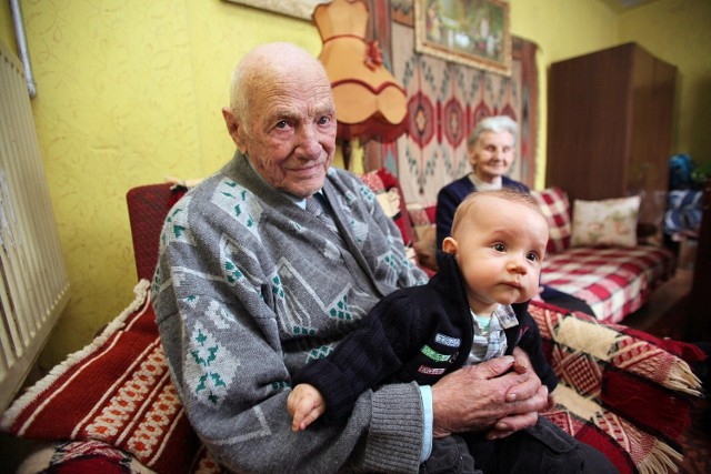 Roman Kruś z Brzezin skończy w poniedziałek 105 lat. Lubi bawić się z prawnukiem Mikołajem