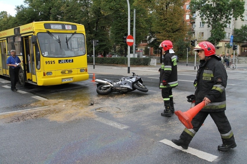 Wrocław: Na Powstańców Śląskich motocyklista wpadł pod autobus MPK (ZDJĘCIA)