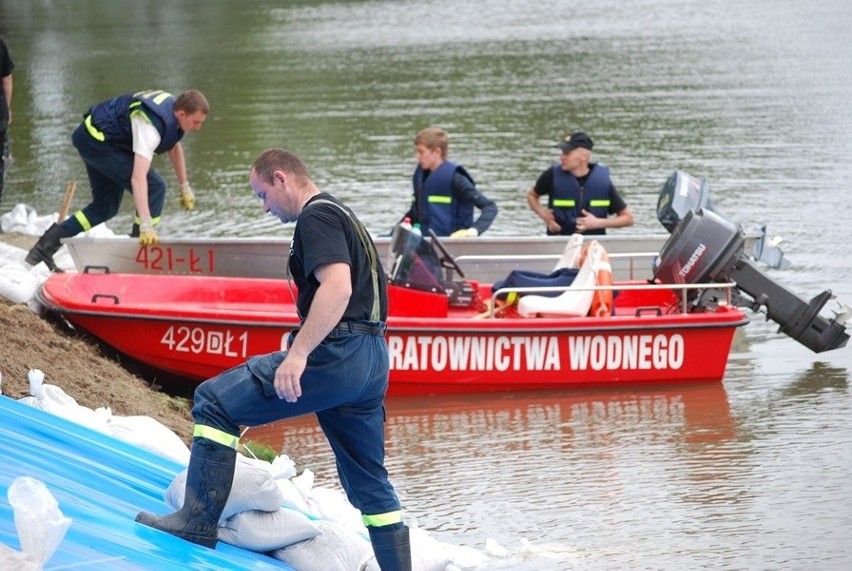 Czerna koło Głogowa: Obrona wałów na Odrze