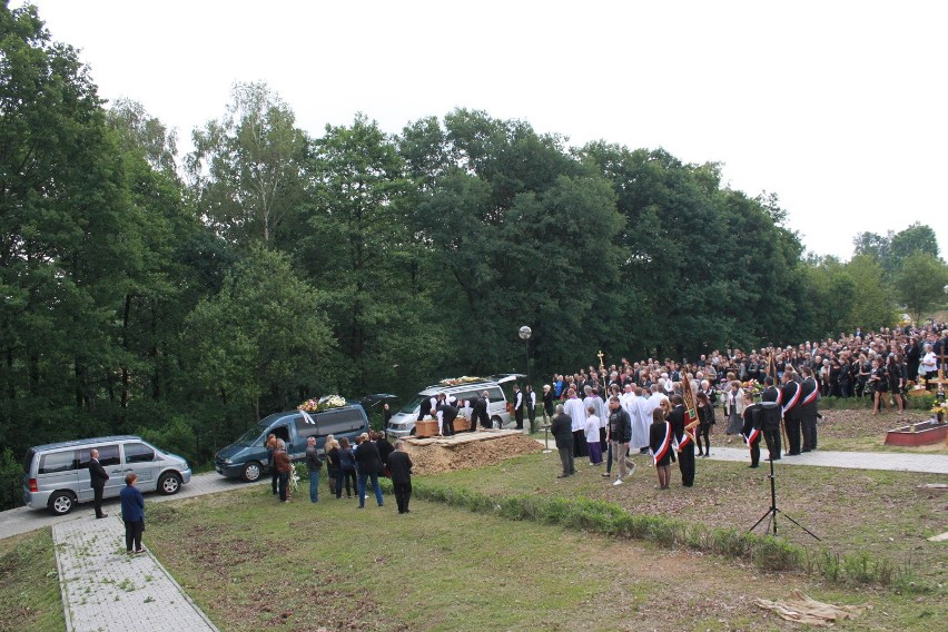 Jastrzębie-Zdrój: Tłumy żegnały tragicznie zmarłą rodzinę policjanta