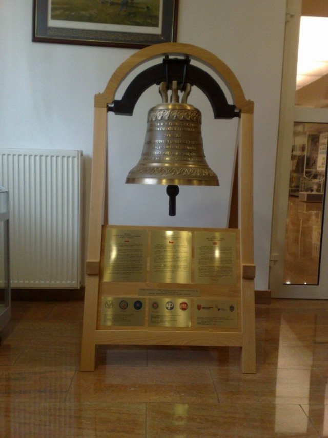 Jeden dzwon został przekazany 28 sierpnia Muzeum Sił Powietrznych w Dęblinie, drugi trafi 8 września do Domu Polskiego w Cierlicku.