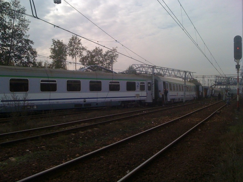 W Chybiu wykoleił się pociąg EC Sobieski Wiedeń-Warszawa. Są ranni