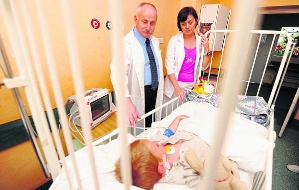 Dr Alicja Bartkowska-Śniatkowska i dr hab. Przemysław Mańkowski przy łóżku Sebastiana