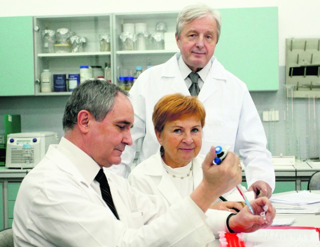 Dr Jacek Polak (od lewej), dr Ewa Kwapisz i doc. Andrzej Jakubowski.