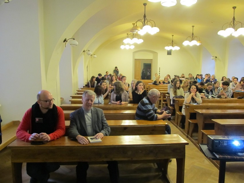 Wrocław: Studentki polonistyki walczą ze stereotypami. Pomaga im prof. Miodek (ZDJĘCIA)